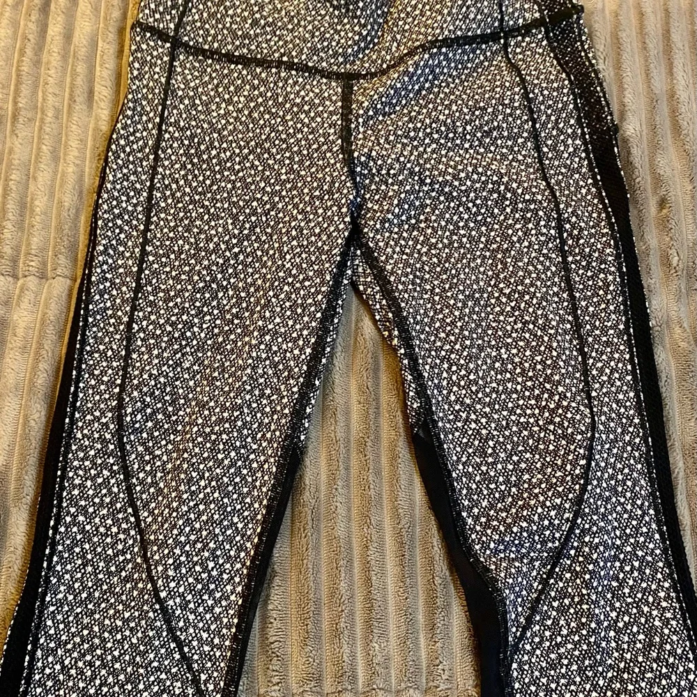 Lululemon Hit It Tight Athletic Women’s Black White Mesh Detail Sexy Pattern 2